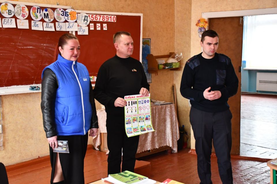 Около 100 светоотражающих наклеек вручили всем первоклассникам Первомайского округа Около 100 светоотражающих наклеек вручили всем первоклассникам Первомайского округа