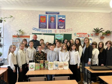 В школьном лесничестве "Юнлеском" и юннатском клубе Краснодонской средней школы №24 прошла интересная встреча с участковым лесничим Краснодонского лесничества ГБУ ЛНР "Свердловское лесоохотничье хозяйство" Иваном Орешко