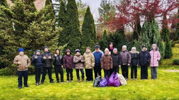 Сегодня, в день волонтёра, 5 декабря, ученики 5 класса ГБОУ ЛНР "СЛСШ им. Грекова П. М." под руководством классного руководителя Беседы Е.А. посетили приют для бездомных животных "DAA", расположенный в селе Валуйское