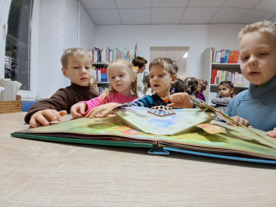 Дети из Лутугинского ясли-сада «Ласточка» познакомились с миром книг Дети из Лутугинского ясли-сада «Ласточка» познакомились с миром книг