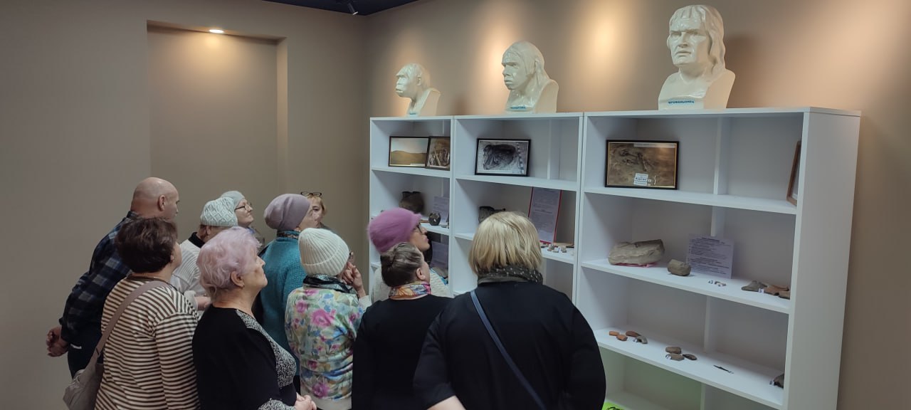 В Перевальском районном историческом музее для участников проекта «Активное долголетие» состоялся литературный вечер под названием "Страницы жизни и творчества" В Перевальском районном историческом музее для участников проекта «Активное долголетие» состоялся литературный вечер под названием "Страницы жизни и творчества"