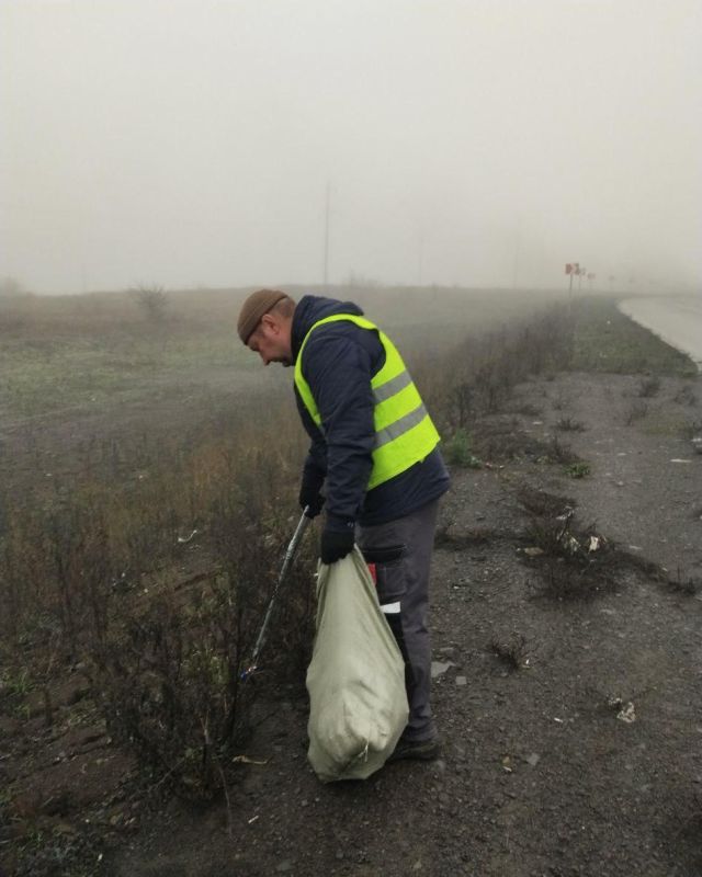 На трассе Луганск — Лутугино — Красный Луч — граница ДНР провели работы по очистке обочин от мусора На трассе Луганск — Лутугино — Красный Луч — граница ДНР провели работы по очистке обочин от мусора