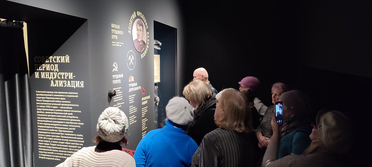 В Перевальском районном историческом музее для участников проекта «Активное долголетие» состоялся литературный вечер под названием "Страницы жизни и творчества" В Перевальском районном историческом музее для участников проекта «Активное долголетие» состоялся литературный вечер под названием "Страницы жизни и творчества"