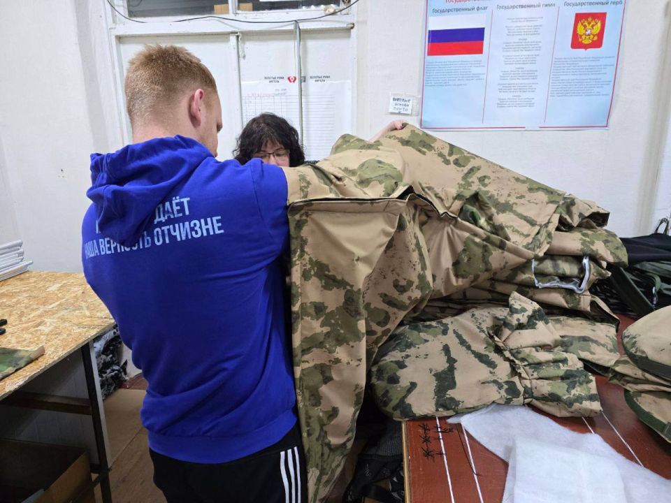День добровольца в деле!. В Алчевске молодогвардейцы совместно со студентами Донбасского государственного технического университета провели этот день так, как и должно настоящим добровольцам — с пользой для тех, кто защищает... День добровольца в деле!. В Алчевске молодогвардейцы совместно со студентами Донбасского государственного технического университета провели этот день так, как и должно настоящим добровольцам — с пользой для тех, кто защищает...
