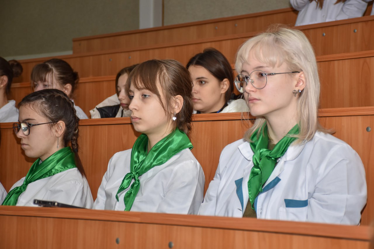 Глазами героев. О доблести и бесстрашии, о героях прошлого и настоящего с молодежью ЛНР говорили те, кто знает об этом не понаслышке Глазами героев. О доблести и бесстрашии, о героях прошлого и настоящего с молодежью ЛНР говорили те, кто знает об этом не понаслышке