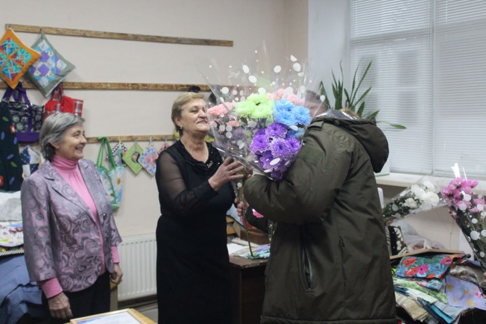 Единороссы Славяносербщины поздравили с Днем добровольца коллектив кружка для серебряных волонтеров «Рукотворные чудеса», которые постоянно оказывают помощь нашим защитникам Единороссы Славяносербщины поздравили с Днем добровольца коллектив кружка для серебряных волонтеров «Рукотворные чудеса», которые постоянно оказывают помощь нашим защитникам
