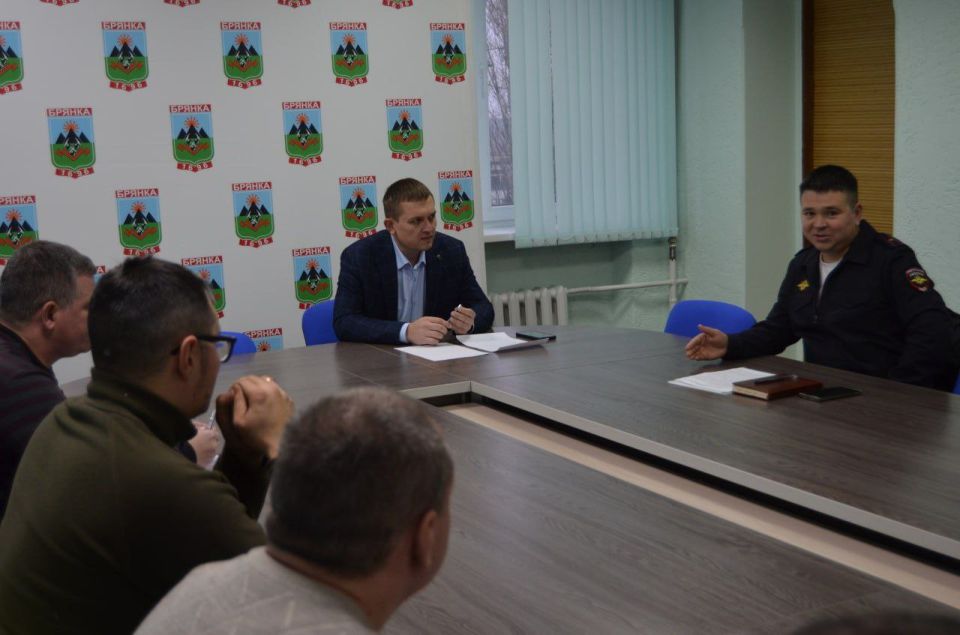 На очередном заседании комиссии по БДД в г. Брянка обсудили готовность к осенне-зимнему сезону и текущую дорожную обстановку