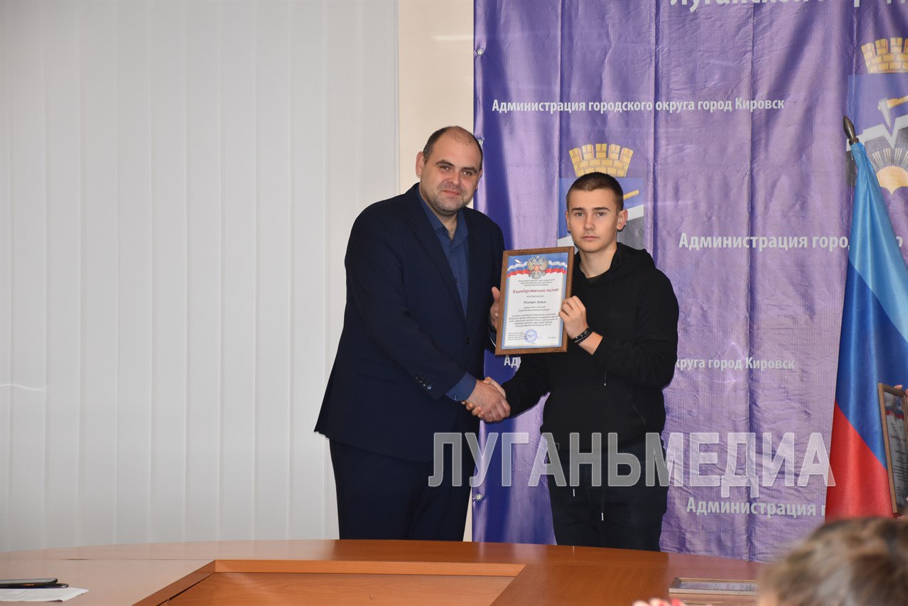 В День добровольца жителей города Кировска поздравили благодарственными письмами за их почетную миссию – волонтерство В День добровольца жителей города Кировска поздравили благодарственными письмами за их почетную миссию – волонтерство