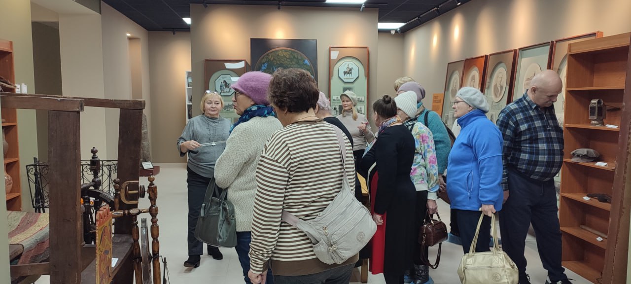 В Перевальском районном историческом музее для участников проекта «Активное долголетие» состоялся литературный вечер под названием "Страницы жизни и творчества" В Перевальском районном историческом музее для участников проекта «Активное долголетие» состоялся литературный вечер под названием "Страницы жизни и творчества"