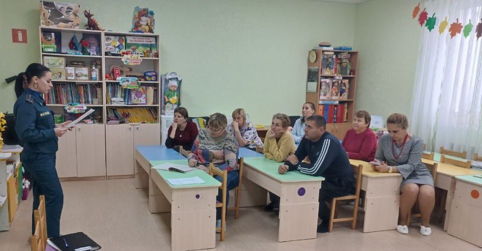 Сотрудники отдела надзорной деятельности и профилактической работы по городу Северодонецку УНД и ПР ГУ МЧС России по ЛНР провели урок безопасности в учебных учреждениях Сотрудники отдела надзорной деятельности и профилактической работы по городу Северодонецку УНД и ПР ГУ МЧС России по ЛНР провели урок безопасности в учебных учреждениях