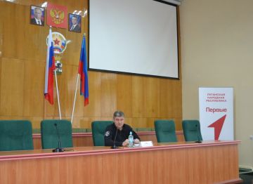 В рамках мероприятий, приуроченных ко Дню добровольца (волонтёра), Глава Старобельского муниципального округа Владимир Чернев провёл встречу с активистами «Движение первых»