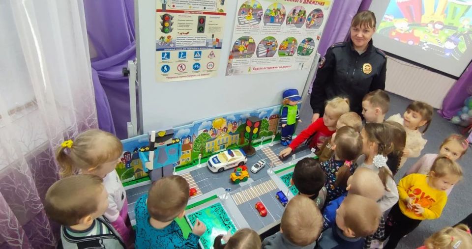 В дошкольном учреждении "Ласточка" состоялась встреча с инспектором по пропаганде БДД ОГИБДД ОМВД России "Антрацитовский" младшим лейтенантом полиции Марианной Тимошенко В дошкольном учреждении "Ласточка" состоялась встреча с инспектором по пропаганде БДД ОГИБДД ОМВД России "Антрацитовский" младшим лейтенантом полиции Марианной Тимошенко