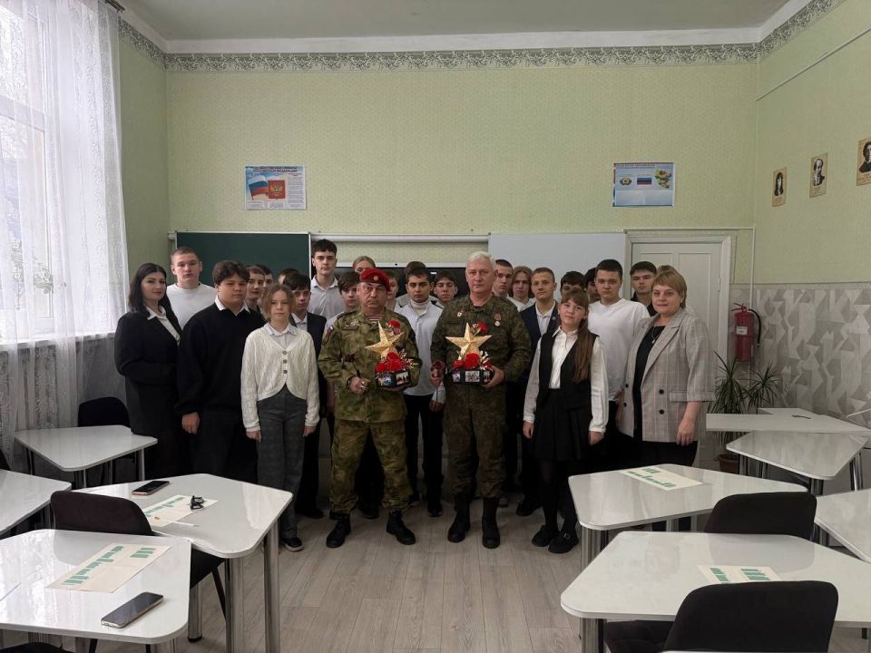 Сегодня в Ровеньках прошли «Диалоги с героями», приуроченные к Дню героев Отечества! Сегодня в Ровеньках прошли «Диалоги с героями», приуроченные к Дню героев Отечества!