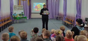 В дошкольном учреждении "Ласточка" состоялась встреча с инспектором по пропаганде БДД ОГИБДД ОМВД России "Антрацитовский" младшим лейтенантом полиции Марианной Тимошенко