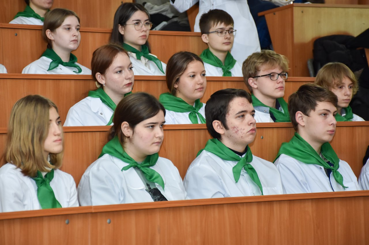 Глазами героев. О доблести и бесстрашии, о героях прошлого и настоящего с молодежью ЛНР говорили те, кто знает об этом не понаслышке Глазами героев. О доблести и бесстрашии, о героях прошлого и настоящего с молодежью ЛНР говорили те, кто знает об этом не понаслышке