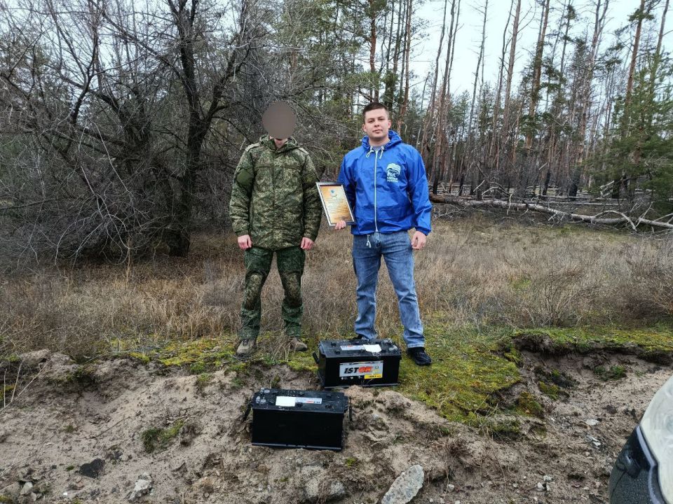 В Северодонецке единороссы передали военнослужащим аккумуляторы и стройматериалы В Северодонецке единороссы передали военнослужащим аккумуляторы и стройматериалы