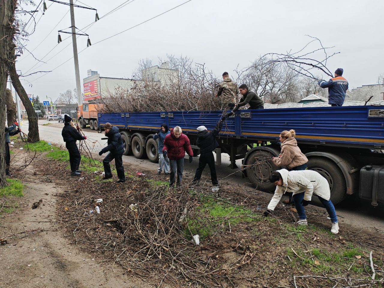 В Луганске прошли два масштабных мероприятия по благоустройству В Луганске прошли два масштабных мероприятия по благоустройству