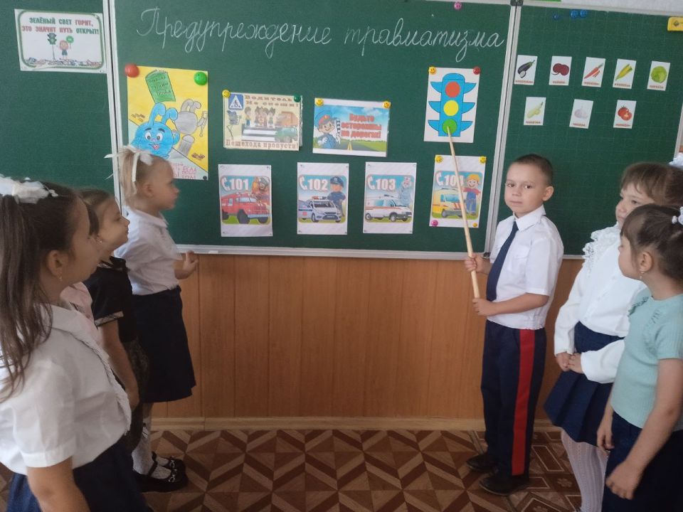 Акция «Стань заметней!». Отряд ЮИД Ясеновской школы №2 организовал акцию «Стань заметней!», напомнив школьникам о важности соблюдения правил дорожного движения и заботы о своей безопасности Акция «Стань заметней!». Отряд ЮИД Ясеновской школы №2 организовал акцию «Стань заметней!», напомнив школьникам о важности соблюдения правил дорожного движения и заботы о своей безопасности