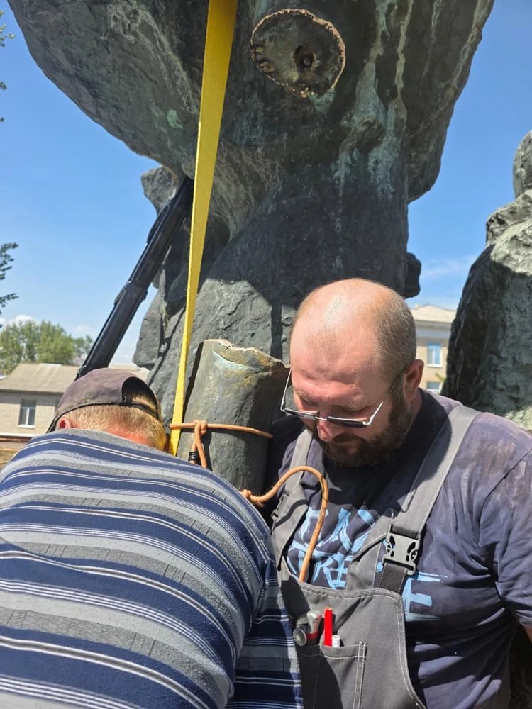 Восстановление мемориалов Донбасса: инженер-художник из Ростова-на-Дону «лечит» памятники республики Восстановление мемориалов Донбасса: инженер-художник из Ростова-на-Дону «лечит» памятники республики