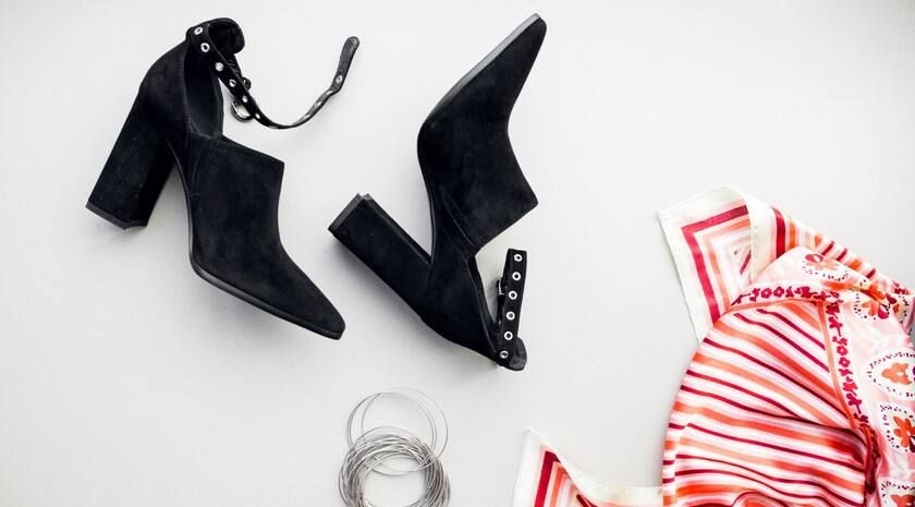 Праздник за секунду. Как быстро сделать обычную одежду нарядной Базовый гардероб — это фундамент стиля, но именно аксессуары способны превратить простую одежду в запоминающийся образ. Обычная белая рубашка и джинсы могут...