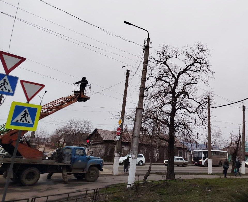 Коммунальные службы проводят работы на территории города Коммунальные службы проводят работы на территории города