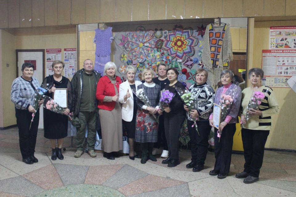 Единороссы Славяносербщины поздравили с Днем добровольца коллектив кружка для серебряных волонтеров «Рукотворные чудеса», которые постоянно оказывают помощь нашим защитникам