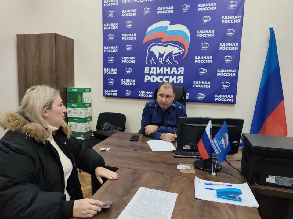 Сегодня в местной общественной приёмной Партии "Единая Россия" состоялся приём граждан по вопросам защиты прав трудящихся Сегодня в местной общественной приёмной Партии "Единая Россия" состоялся приём граждан по вопросам защиты прав трудящихся