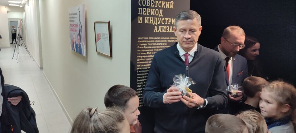 Перевальский районный исторический музей открыл новую современную мультимедийную экспозицию «Шахта» (1930-х годов прошлого столетия), посвященной истории угольной промышленности и её значению для нашего края Перевальский районный исторический музей открыл новую современную мультимедийную экспозицию «Шахта» (1930-х годов прошлого столетия), посвященной истории угольной промышленности и её значению для нашего края