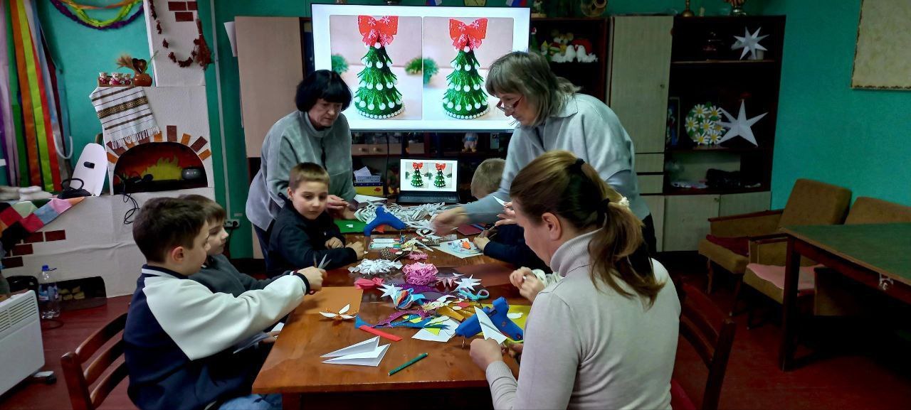В рамках партийного проекта "Российское село" партии "Единая Россия" в преддверии Нового года в филиале «Клуб пгт. Вергулевка» прошел мастер-класс «Новогодняя игрушка на елку» В рамках партийного проекта "Российское село" партии "Единая Россия" в преддверии Нового года в филиале «Клуб пгт. Вергулевка» прошел мастер-класс «Новогодняя игрушка на елку»