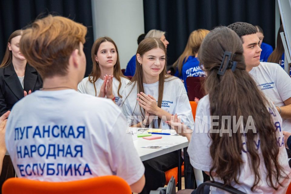В луганском Доме молодежи прошло заседание Клуба победителей и призеров олимпиад, фестивалей и конкурсов «Интеллектуальный резерв республики» В луганском Доме молодежи прошло заседание Клуба победителей и призеров олимпиад, фестивалей и конкурсов «Интеллектуальный резерв республики»