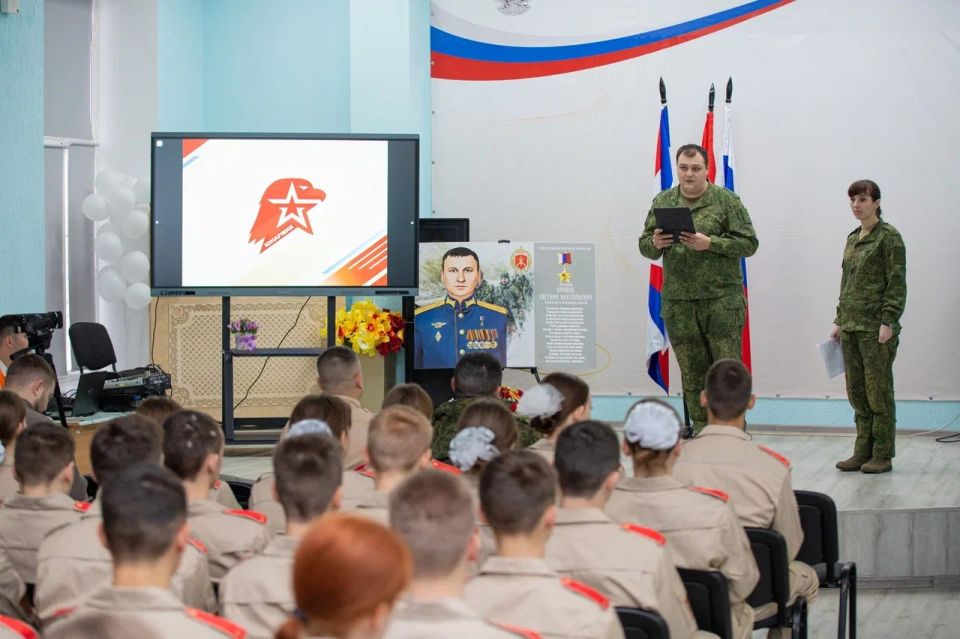 В Луганском экономико-правовом лицее-интернате имени героев «Молодой гвардии» прошел урок мужества В Луганском экономико-правовом лицее-интернате имени героев «Молодой гвардии» прошел урок мужества
