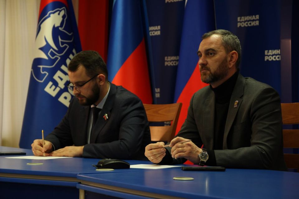 Константин Бутримов: В Луганске прошло заседание фракции «Единая Россия» Константин Бутримов: В Луганске прошло заседание фракции «Единая Россия»