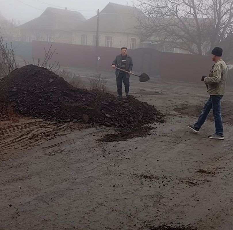 Отделом по обеспечению жизнедеятельности пгт Фащевка были организованы работы по ямочному ремонту и подсыпке дороги по ул. Пушкина Отделом по обеспечению жизнедеятельности пгт Фащевка были организованы работы по ямочному ремонту и подсыпке дороги по ул. Пушкина