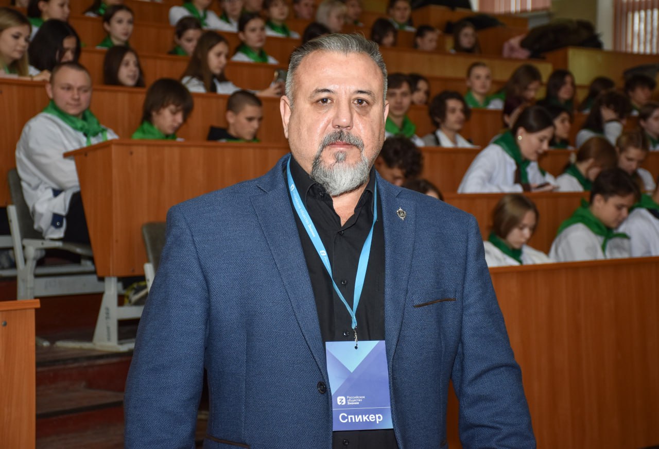 Глазами героев. О доблести и бесстрашии, о героях прошлого и настоящего с молодежью ЛНР говорили те, кто знает об этом не понаслышке Глазами героев. О доблести и бесстрашии, о героях прошлого и настоящего с молодежью ЛНР говорили те, кто знает об этом не понаслышке