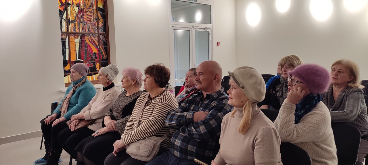 В Перевальском районном историческом музее для участников проекта «Активное долголетие» состоялся литературный вечер под названием "Страницы жизни и творчества" В Перевальском районном историческом музее для участников проекта «Активное долголетие» состоялся литературный вечер под названием "Страницы жизни и творчества"