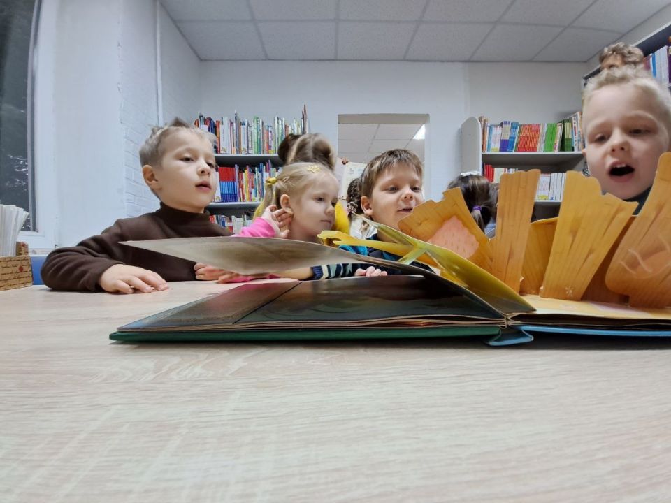 Дети из Лутугинского ясли-сада «Ласточка» познакомились с миром книг Дети из Лутугинского ясли-сада «Ласточка» познакомились с миром книг