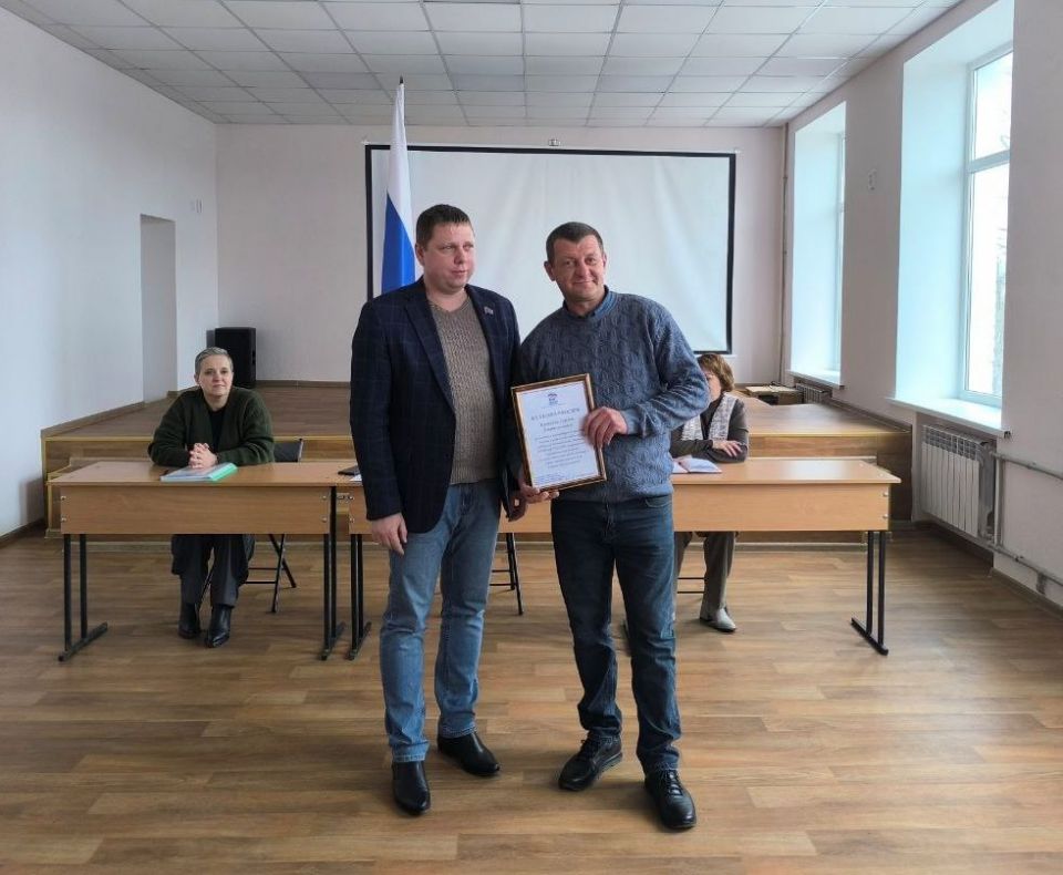 В ЛНР волонтеров отметили благодарностями «Единой России» В ЛНР волонтеров отметили благодарностями «Единой России»