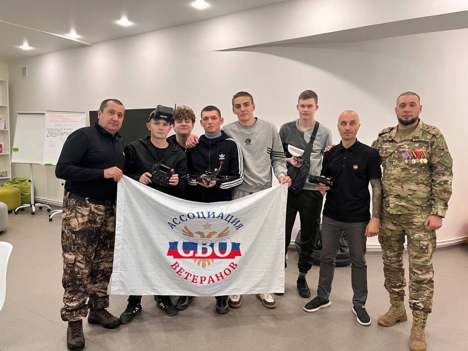 В рамках Всероссийской акции «История Героев», в центре молодежных инициатив «Гравитация» состоялась встреча активистов с членами Ассоциацией ветеранов специальной военной операции