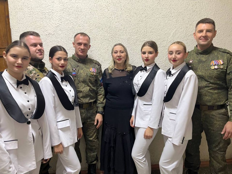 Алая роза дарит надежду жить Алая роза дарит надежду жить