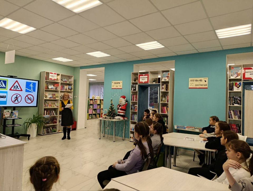 В центральной библиотеке имени Г. Сковороды для третьеклассников Ровеньковской школы №5 имени Молодой гвардии было организована познавательно-развлекательная программа: «Правила дорожного движения» В центральной библиотеке имени Г. Сковороды для третьеклассников Ровеньковской школы №5 имени Молодой гвардии было организована познавательно-развлекательная программа: «Правила дорожного движения»