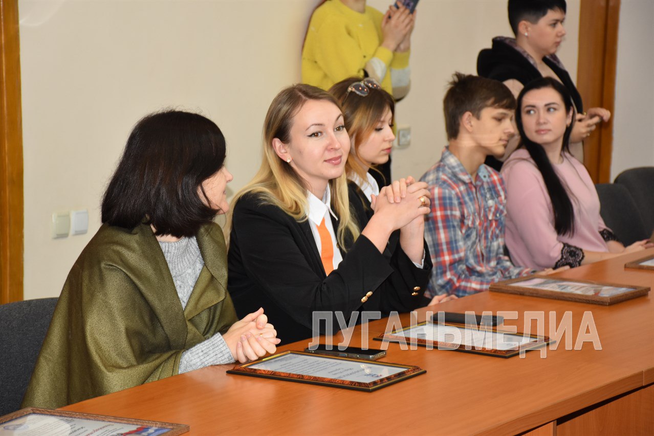 В День добровольца жителей города Кировска поздравили благодарственными письмами за их почетную миссию – волонтерство В День добровольца жителей города Кировска поздравили благодарственными письмами за их почетную миссию – волонтерство