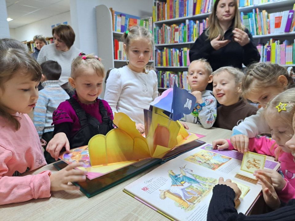 Дети из Лутугинского ясли-сада «Ласточка» познакомились с миром книг Дети из Лутугинского ясли-сада «Ласточка» познакомились с миром книг