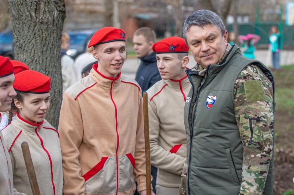 Глава ЛНР Леонид Пасечник поздравил волонтеров региона с Днем добровольца Глава ЛНР Леонид Пасечник поздравил волонтеров региона с Днем добровольца
