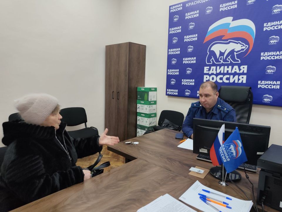 Сегодня в местной общественной приёмной Партии "Единая Россия" состоялся приём граждан по вопросам защиты прав трудящихся Сегодня в местной общественной приёмной Партии "Единая Россия" состоялся приём граждан по вопросам защиты прав трудящихся