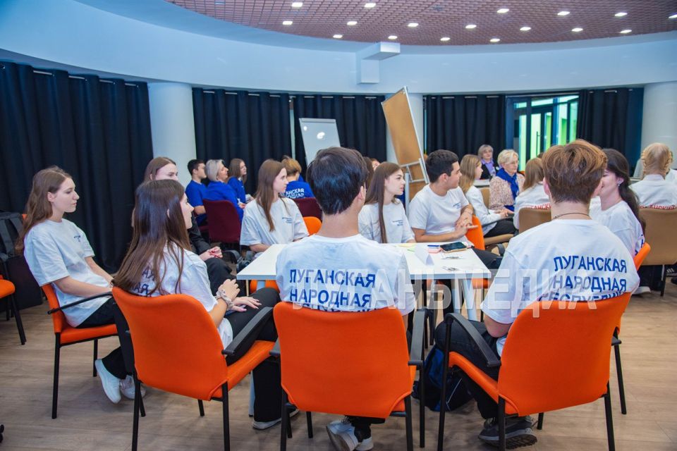 В луганском Доме молодежи прошло заседание Клуба победителей и призеров олимпиад, фестивалей и конкурсов «Интеллектуальный резерв республики» В луганском Доме молодежи прошло заседание Клуба победителей и призеров олимпиад, фестивалей и конкурсов «Интеллектуальный резерв республики»