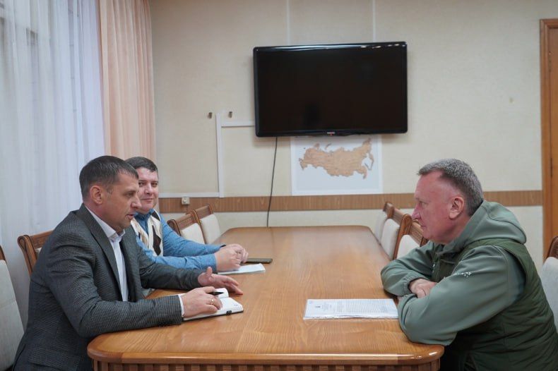 ВрИП Главы округа Игорь Ковальчук встретился с руководителем группы врачей из Красноярского края Сергеем Скрипкиным