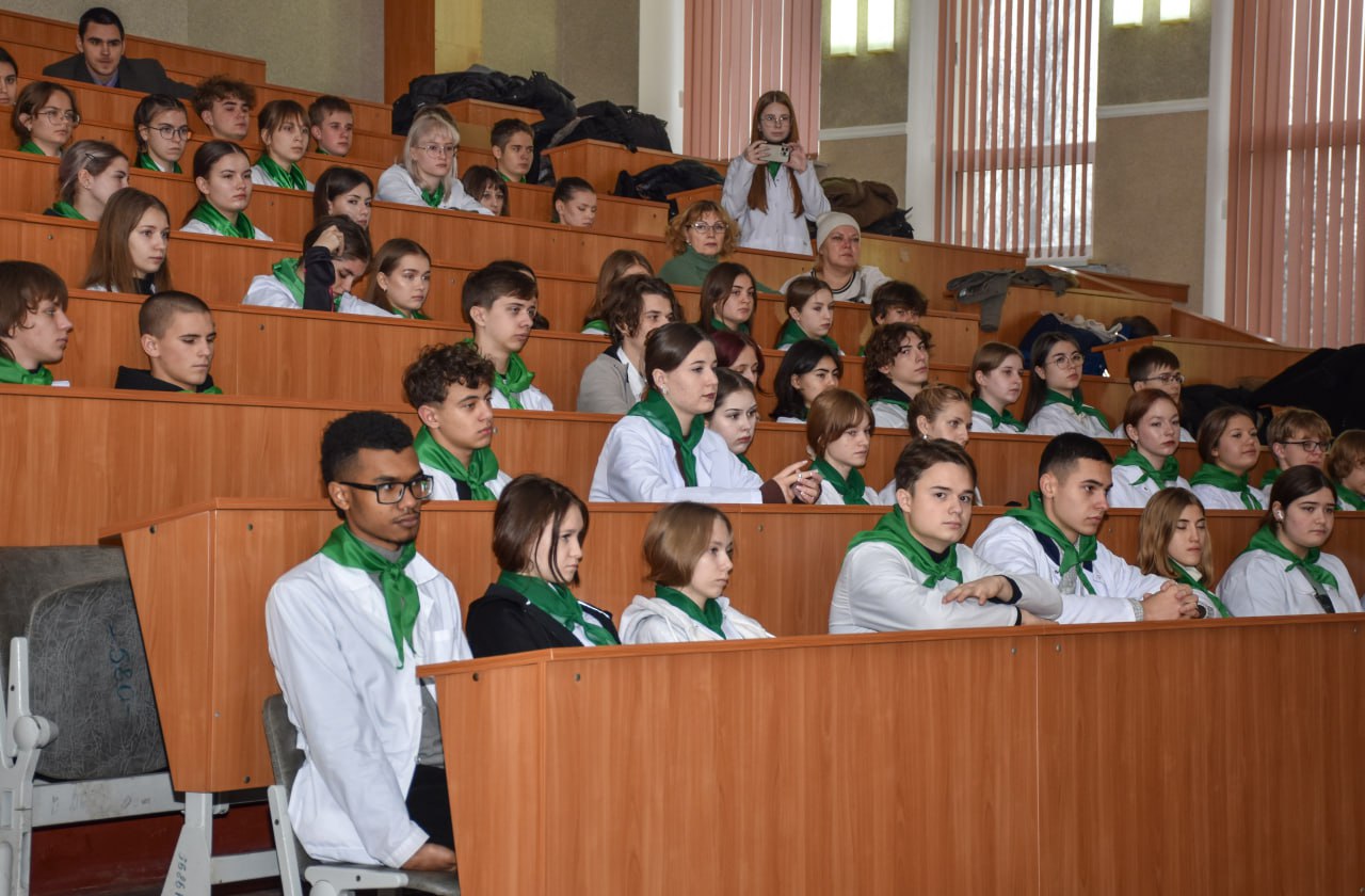 Глазами героев. О доблести и бесстрашии, о героях прошлого и настоящего с молодежью ЛНР говорили те, кто знает об этом не понаслышке Глазами героев. О доблести и бесстрашии, о героях прошлого и настоящего с молодежью ЛНР говорили те, кто знает об этом не понаслышке