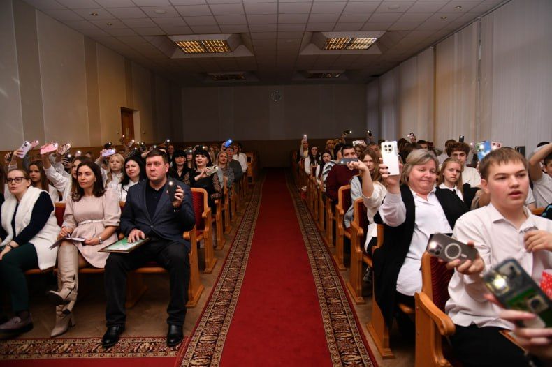 В Свердловске наградили активных волонтеров В Свердловске наградили активных волонтеров