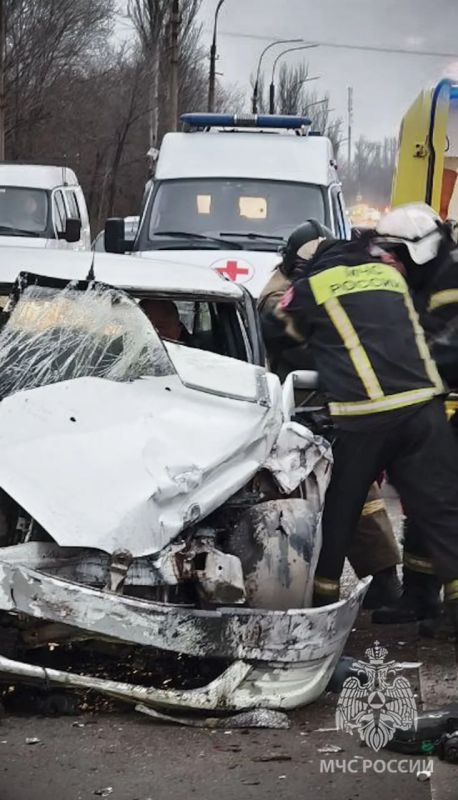 Спасатели помогли человеку, пострадавшему в ДТП в Краснодоне Спасатели помогли человеку, пострадавшему в ДТП в Краснодоне