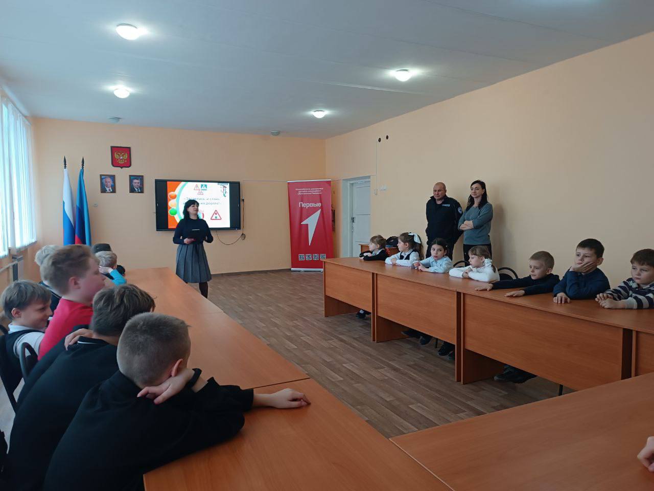 В Брянке сотрудники ГИБДД совместно с педагогическим составом Брянковской УВК N5 провели викторину на знание ПДД с младшими классами В Брянке сотрудники ГИБДД совместно с педагогическим составом Брянковской УВК N5 провели викторину на знание ПДД с младшими классами